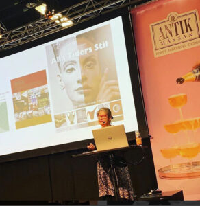 Eva Atle Bjarnestam föreläser på Antikmässan 2020.