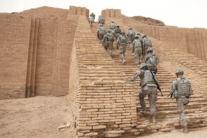 Soldater går upp i en ziqquarat (torn)  från antikens Mesopotamien.