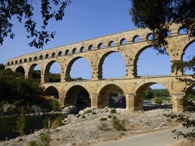 Bro med typiska bågar och valv från antikens Rom