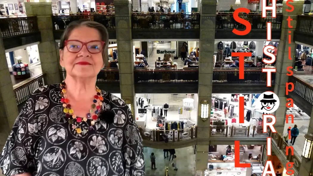 Eva Atle Bjarnestam med bakgrund NK i Stockholm visar video om stilhistoria.
