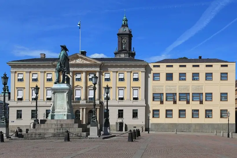 Göteborgs rådhus med tillbyggnad av Gunnar Asplund.